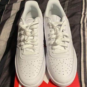 Woman’s Size 11 court vision low